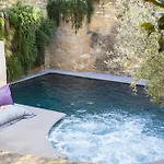 Hotel Le Castellas & - Pont Du Gard - Uzes