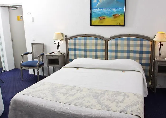 Hotel Le Castellas & - Pont Du Gard - Uzes