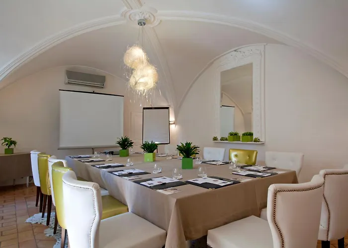 Hotel Le Castellas & - Pont Du Gard - Uzes 4*